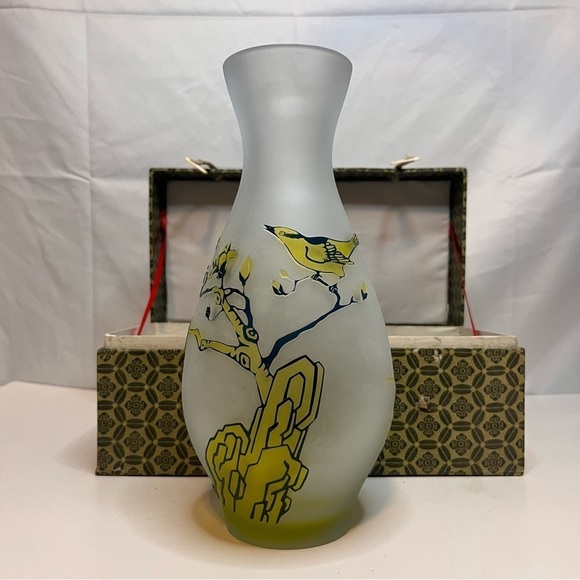 VINTAGE CUNJING Chinese Art Glass, Yellow Vase with Certificate, approx 9 1/2” - Picture 2 of 16